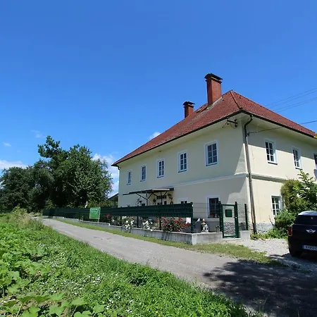 Luxurious In Klagenfurt With Terrace Tatil Evi Klagenfurt am Woerthersee